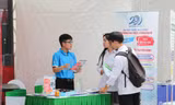 Học sinh Trường THPT chuyên Khoa học Tự nhiên tìm hiểu thông tin đào tạo tại các trường ĐH trực thuộc ĐH Quốc gia Hà Nội hôm qua. Ảnh: Diệp An