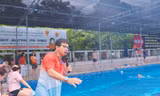 Anh Nguyễn Văn Thủy hướng dẫn đội bơi Mũ Đỏ tại bể bơi Thanh Xuân, Hà Nội. Ảnh: Trọng Tài