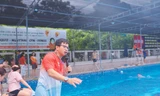 Anh Nguyễn Văn Thủy hướng dẫn đội bơi Mũ Đỏ tại bể bơi Thanh Xuân, Hà Nội. Ảnh: Trọng Tài
