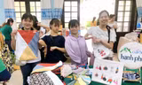 Các chị em ở Cửa tiệm hạnh phúc mang sản phẩm đến giới thiệu ở các chợ phiên, chợ đêm, các cuộc thi khởi nghiệp…