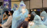 Xét nghiệm COVID-19 cho người dân. Ảnh: Hoàng Mạnh Thắng