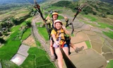 Du khách trải nghiệm dù lượn tại Tây Bắc