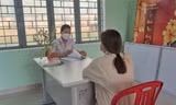 Phụ nữ bán dâm được cán bộ Cơ sở bảo trợ xã hội số 2 (huyện Hòa Vang, thành phố Đà Nẵng) tư vấn tâm lý