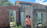 Bà Vân và ngôi nhà bị hư hỏng bởi mưa bão, sạt lở