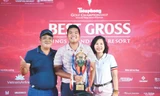 Đức Sơn rạng rỡ bên gia đình với chiếc Cúp vô địch Tiền Phong Golf Championship 2023. Ảnh: Như Ý