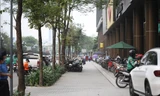 Một đoạn vỉa hè đường Lê Văn Lương (Thanh Xuân, Hà Nội) bị khoét làm đường dẫn hướng riêng cho ô tô tiếp cận chân các toà nhà. Ảnh: Trường Phong