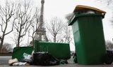 Tháp Eiffel cũng phải chịu đựng rác thải 