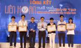 Trần Quốc Khánh (thứ 2, từ trái sang) nhận khen thưởng tại Liên hoan Tuổi trẻ sáng tạo 2022 do Thành Đoàn TPHCM tổ chức