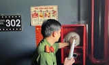 Công an quận 8, TPHCM kiểm tra an toàn PCCC và CNCH tại một quán karaoke. Ảnh: Hữu Huy