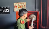 Công an quận 8, TPHCM kiểm tra an toàn PCCC và CNCH tại một quán karaoke. Ảnh: Hữu Huy