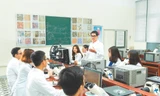 Sinh viên ĐH Bách khoa Hà Nội trong các phòng lab học tập, nghiên cứu liên quan đến vi mạch bán dẫn. Ảnh: Kim Chi