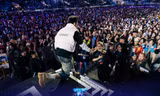 Khán giả cuồng nhiệt với các anh trai từ gameshow bước ra. Ảnh: Duy Phạm
