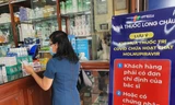 Nhà thuốc thông báo các yêu cầu mua thuốc Molnupiravir. Ảnh: Ngô Bình