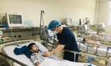 Bác sĩ Bệnh viện Nhi Trung ương chăm sóc bệnh nhi mắc viêm não
