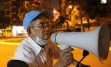 Sau bữa cơm tối, ông Nguyễn Văn Hoanh (tổ trưởng tổ 50, phường Mỹ An, quận Ngũ Hành Sơn) lại vác loa đi tuyên truyền khắp khu phố để nhắc nhở bà con tuân thủ “ai ở đâu ở yên đó”
