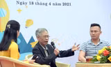 Nhà thơ Hoàng Nhuận Cầm giao lưu trong Ngày hội "Mỗi thanh niên một cuốn sách làm bạn" tại Trường Phổ thông Dân tộc nội trú tỉnh Bắc Giang ngày 18/4/2021. Ảnh: Xuân Tùng