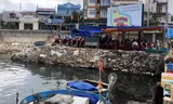 Nhiều hộ dân dùng phương tiện thủ công đổ lấp dần khu vực cầu cảng Lý Sơn để tạo mặt bằng, buôn bán, phục vụ khách du lịch. Ảnh: Nguyễn Ngọc