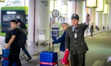 Nét đẹp lao động của nhân viên sân bay chiều 30 Tết