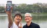 Chàng trai Việt và CEO Tim Cook nói gì khi đi dạo ở Hồ Gươm?