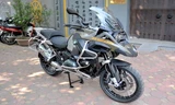 Được thiết kế nhằm vận hành đa địa hình, chiếc BMW R1200GS Adventure đời 2015 đã được nhập về Hà Nội bởi một showroom xe Pkl tư nhân.