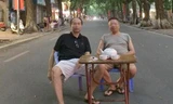 Bức ảnh hài hước 2 người đàn ông ngồi uống trà giữa đường Phan Đình Phùng. Ảnh: Phạm An.