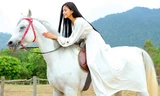 Trương Thị May diện váy trắng, cưỡi bạch mã