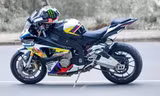 Chủ nhân chiếc xe là một biker sống ở Tiền Giang. Để tạo sự khác biệt, chủ xe đã cùng các thợ độ tại xưởng ABMiracle suy nghĩ, bàn bạc ý tưởng về dàn áo có màu sắc tươi sáng, không lòe loẹt.