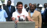 Messi tự tay đặt viên gạch trong lễ khởi công SVĐ QG Gabon.