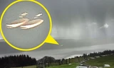 Hai vật thể bay lơ lửng phía trên hồ Loch Ness. Ảnh: Huffington Post.