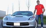 Thủ thành Victor Valdes bên chiếc Chevrolet Corvette Stingray.