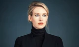 Elizabeth Holmes thường được so sánh với Steve Jobs vì có thói quen mặc áo len cổ lọ, kín tiếng và ăn kiêng. Ảnh: nguồn Forbes.