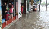 Mưa ngập phố, người dân đắp bờ tát nước ra khỏi nhà