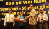 GS. George Smoot, GS. Trần Thanh Vân và ông Hồ Quốc Dũng – Chủ tịch UBND tỉnh Bình Định tặng quà cho các học sinh.