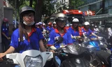 Đội xe ôm tình nguyện với khoảng 50% nữ luôn sẵn sàng đưa đón sĩ tử.