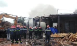Cảnh sát PCCC Công an tỉnh Quảng Bình nỗ lực dập tắt đám cháy. Ảnh: Thanh Trung.