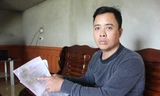 Anh Sửu đang gom hồ sơ để trình tới cơ quan chức năng đòi lại danh dự cho bản thân. Ảnh: Hải Bình.