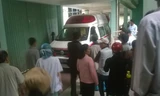 Xe cứu thương chạy thẳng vào khoa Ung bướu.