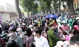 Hà Nội: Tắc nghẽn ở lễ hội hoa anh đào
