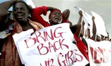 Thân nhân các nữ sinh bị Boko Haram bắt cóc biểu tình yêu cầu chính phủ Nigeria tìm kiếm và giải cứu con của họ. Ảnh: Telegraph.