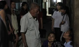 Bà con láng giềng đến an ủi, chia sẻ nỗi đau với gia đình nạn nhân.