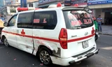 Hông xe cứu thương bị móp sau cú tông của ôtô 4 chỗ. Ảnh: Nguyệt Triều.