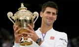 Djokovic và chiếc cúp Wimbledon thứ 3 trong sự nghiệp. Ảnh: Guardian.