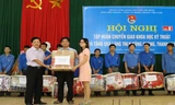 Ông Vũ Tiến- Phó Tổng Biên tập Báo Tiền Phong, và bà Võ Châu Thủy Triều- Đại diện Công ty Home Credit Việt Nam trao quà cho Làng Thanh niên lập nghiệp Sông Chàng, xã Xuân Hòa, huyện Như Xuân (Thanh Hóa). Ảnh: Hoàng Lam