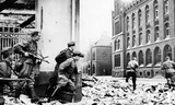 Các chiến sĩ Hồng quân Liên Xô tiến vào thành phố Phranh-phuốc (Frankfurt) của Đức, tháng 4/1945. Ảnh: Corbisimages.com.
