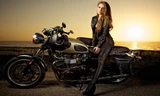 Nữ biker xinh đẹp so dáng cùng Triumph Bonneville