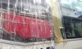 Xe khách bị ném đá vỡ kính.