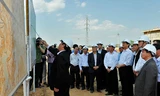 Thủ tướng Chính phủ Nguyễn Tấn Dũng kiểm tra thực tế dự án alumin Nhân Cơ. Ảnh: Trọng Đạt.