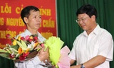 Phó Chánh toà phúc thẩm TAND Tối cao Ngô Hồng Phúc tặng hoa ông Nguyễn Thanh Chấn sau khi đọc bản xin lỗi.