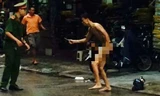 Nam thanh niên khỏa thân cầm kéo gây náo loạn cả phố