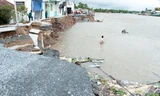 Hàng trăm mét đường đang thi công bị trôi xuống sông. Ảnh: VietNamNet.
